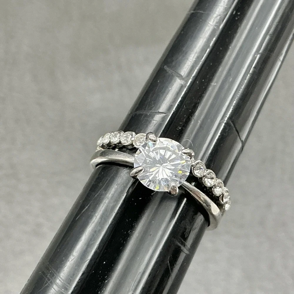 Ring Size 8‎ Silver Tone Clear Round Stone Accent Band Cocktail Womens Ring